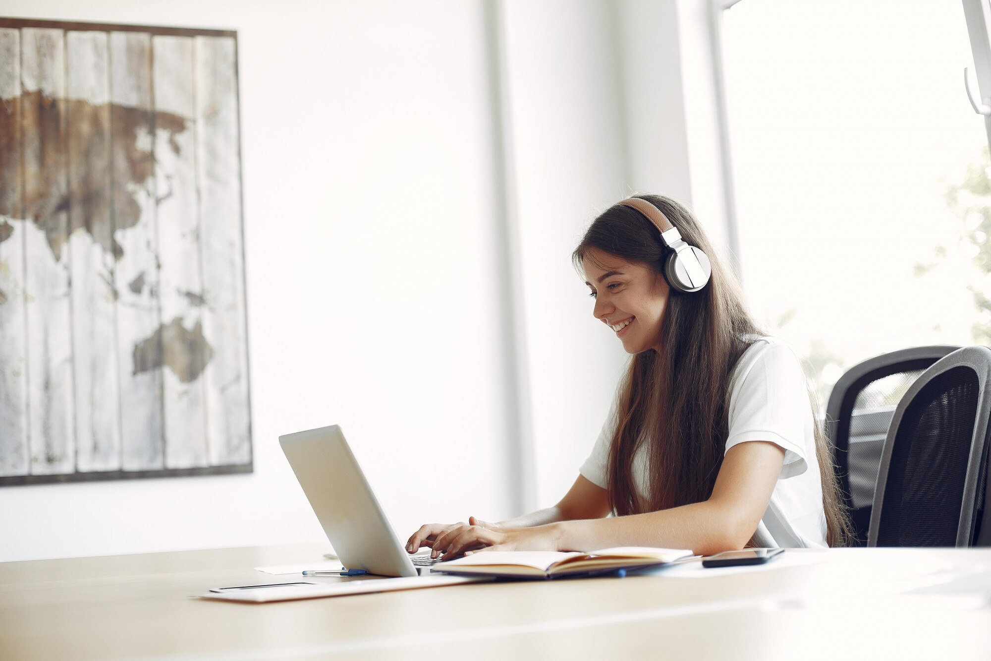 young-student-sitting-table-use-laptop_1157-27563